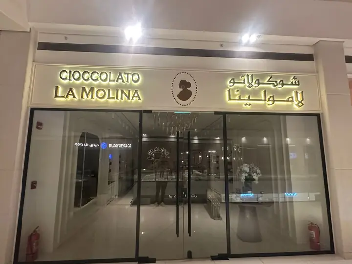 شوكولاتو لا مولينا، حروف على واجهة زجاج